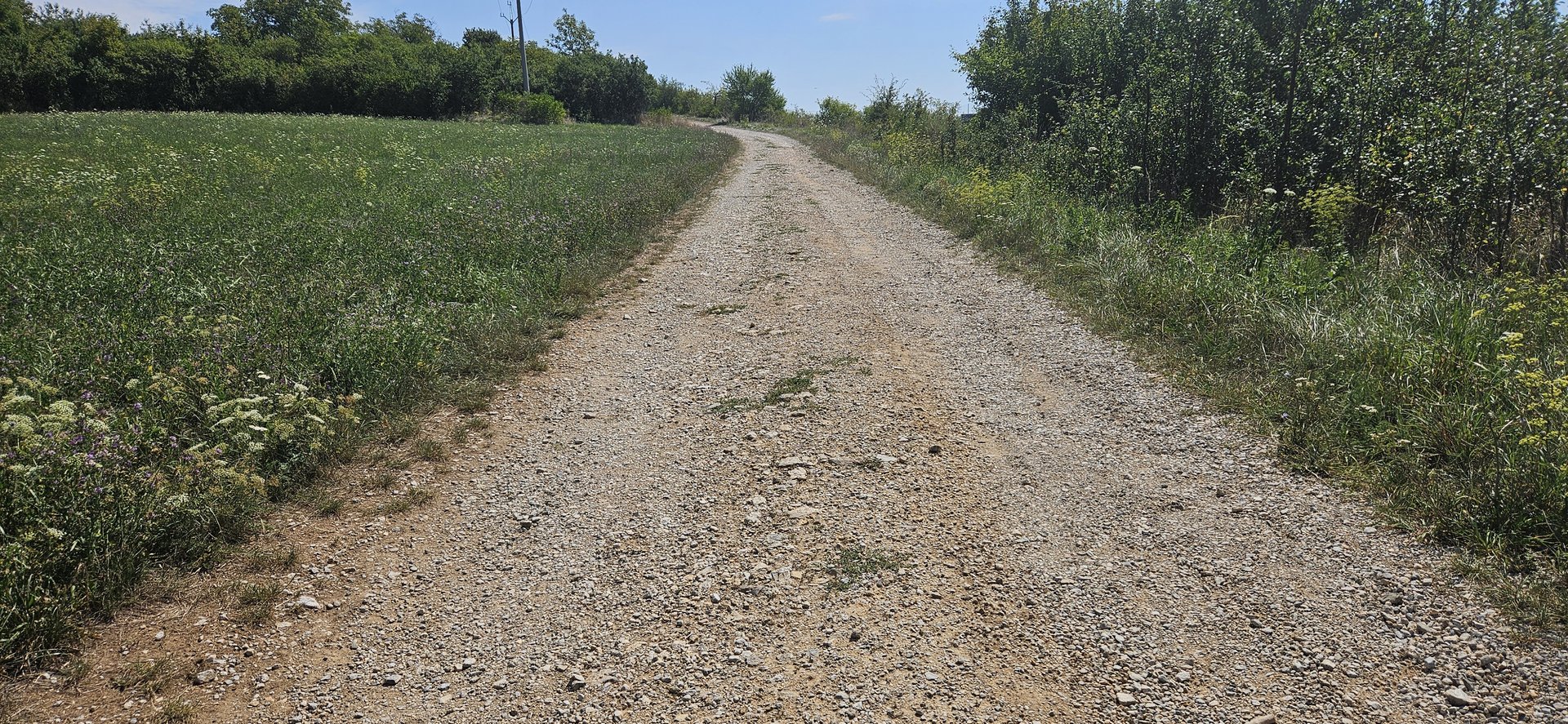Cesta na začiatku od parkoviska reštaurácie Pod hradom..